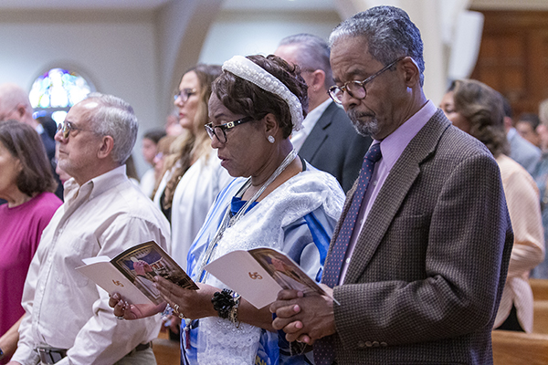 Feligreses y donantes de la Arquidiócesis participan en la Misa por el 65 aniversario del establecimiento de la Arquidiócesis de Miami, el 7 de octubre de 2023, en la Catedral St. Mary.