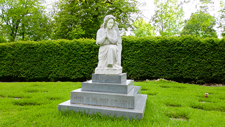 La estatua de un ángel vigila el Jardín de los Santos Inocentes en el Cementerio Our Lady of Mercy en Doral. La campaña Huellas en el Jardín permite honrar a los niños que fallecieron recién nacidos o antes de nacer a través de una donación de $ 100 para la compra de una lápida.