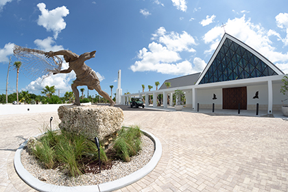 Entrada principal del nuevo edificio de la iglesia St. Peter the Fisherman, en Big Pine Key, dedicada el 25 de septiembre de 2021. La iglesia fue reconstruida debido a los enormes daños causados por el huracán Irma de 2017.