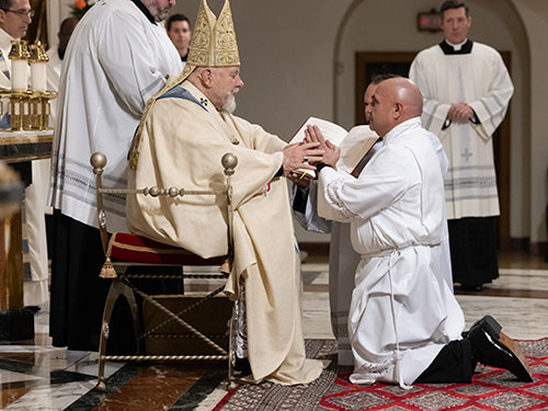 El futuro diácono Víctor Martínez promete obediencia al Arzobispo Thomas Wenski y a sus sucesores, durante la Misa de ordenación, el 16 de diciembre de 2023, en la catedral St. Mary.