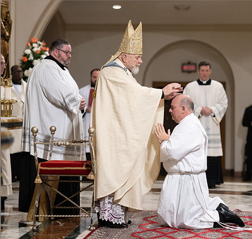 El Arzobispo Thomas Wenski ordena al diácono Robert Vélez, el 16 de diciembre de 2023, en la catedral St. Mary.