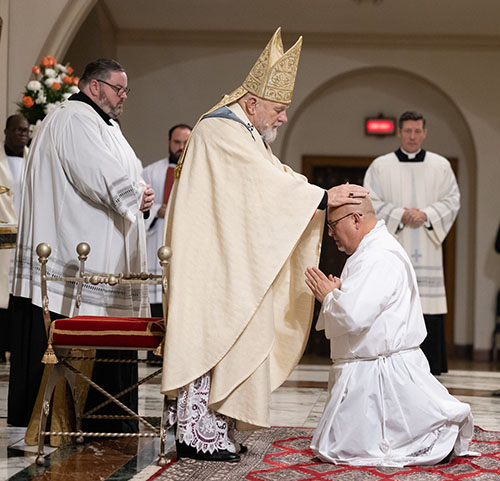El Arzobispo Thomas Wenski ordena al diácono Robert Puyada, el 16 de diciembre de 2023, en la catedral St. Mary.