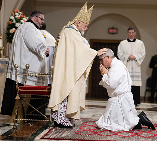 El Arzobispo Thomas Wenski ordena al diácono Nicolás Díaz, el 16 de diciembre de 2023, en la catedral St. Mary.