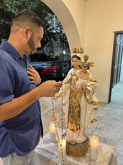 Nelson Munguía Henríquez, participante del rosario de hombres, muestra su amor y devoción a la Virgen María en la misión San Francisco y Santa Clara de la iglesia Corpus Christi de Miami, el 28 de septiembre de 2023.