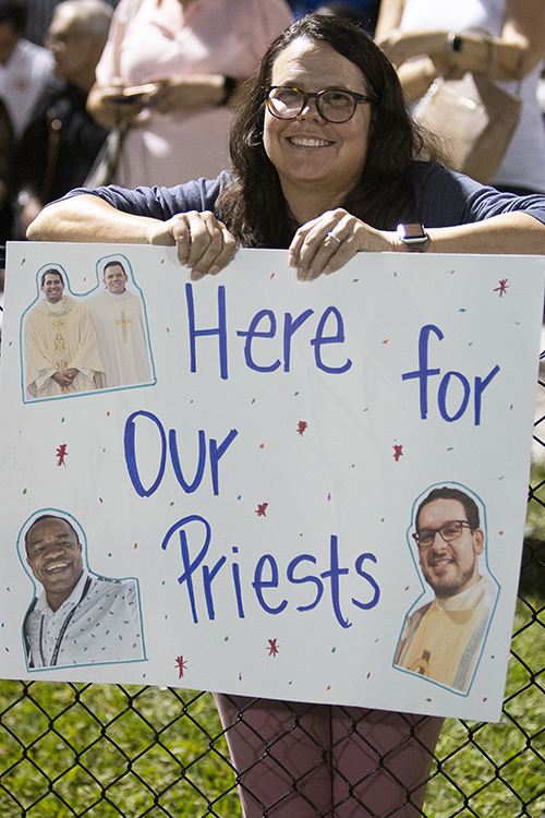 El letrero lo dice todo: "Apoyamos a nuestros sacerdotes", durante el segundo partido anual de fútbol de la Copa del Arzobispo, jugado el 26 de enero de 2024 en el campo de la Universidad St. Thomas, Miami Gardens. Los seminaristas vencieron a los sacerdotes 3-0.
