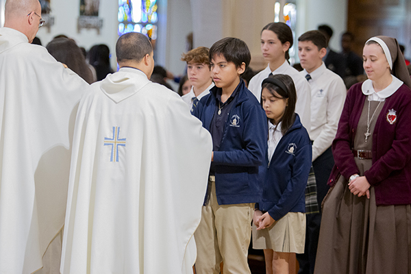 Representantes de las 64 escuelas primarias y secundarias de la Arquidiócesis reciben la Comunión en la segunda Misa anual para conmemorar la Semana de las Escuelas Católicas, del 28 de enero al febrero. 3. La Misa se celebró el 31 de enero de 2024 en la Catedral de Santa María.