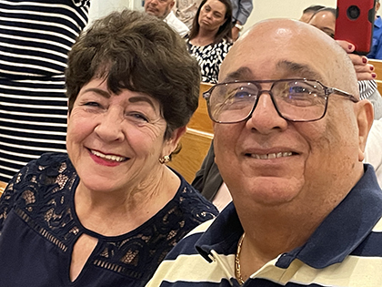Nidia y su esposo Roberto Serrano, uno de los “niños del P. Camiñas”, participaron en la Misa de reconocimiento a este grupo por ayudar a los niños de la diócesis de Fort Liberté, en Haití, el 10 de marzo de 2024, en la iglesia Corpus Christi de Miami.