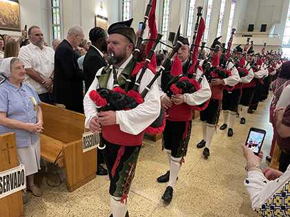 La Banda de Gaites de Corvera, de Asturias, España, entra a la parroquia Corpus Christi de Miami, el 10 de marzo de 2024, al inicio de la Misa en reconocimiento a los benefactores de la organización “Képoze For Haiti”.