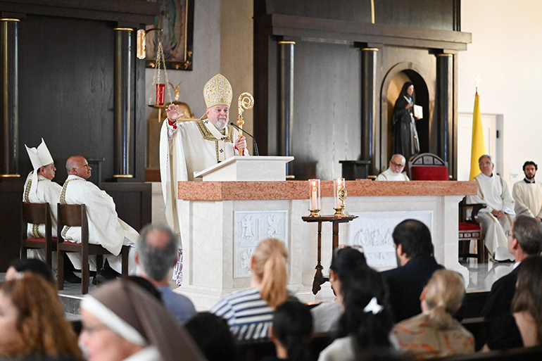 El Arzobispo Thomas Wenski predica su homilía durante la celebración de la Misa de dedicación de la nueva iglesia de la Misión St. Ana, en Naranja, el 19 de marzo de 2024.