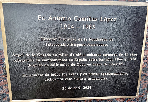 Placa conmemorativa que acompaña al busto del P. Antonio Camiñas, que se colocó en la Ermita de la Caridad de Miami, el 25 de abril de 2024.