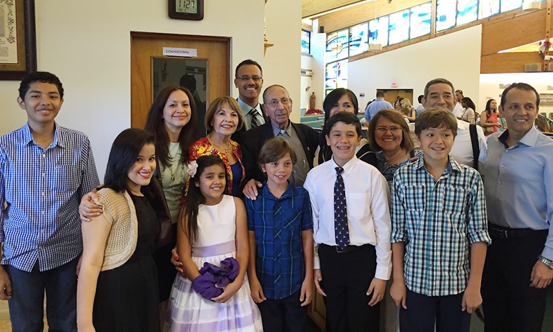 Integrantes del ministerio Comité de la amistad y sus hijos posan para la foto con el P. Julio Estada (centro) durante una visita que el sacerdote realizó a la parroquia St. Andrew, en Coral Springs, en mayo de 2015.