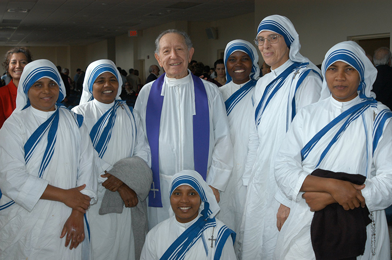 En esta fotografía de archivo el sacerdote jesuita Amando Llorente posa con las Misioneras de la Caridad de Miami.