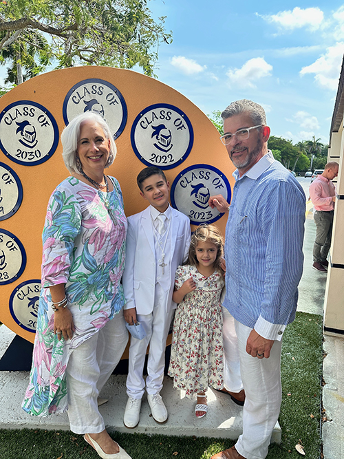 Eddy García director de St. Louis Covenant School posa con su familia después de la Primera Comunión de su nieto. Desde la izquierda Ana García, su esposa y sus nietos Caleb y Chloe.