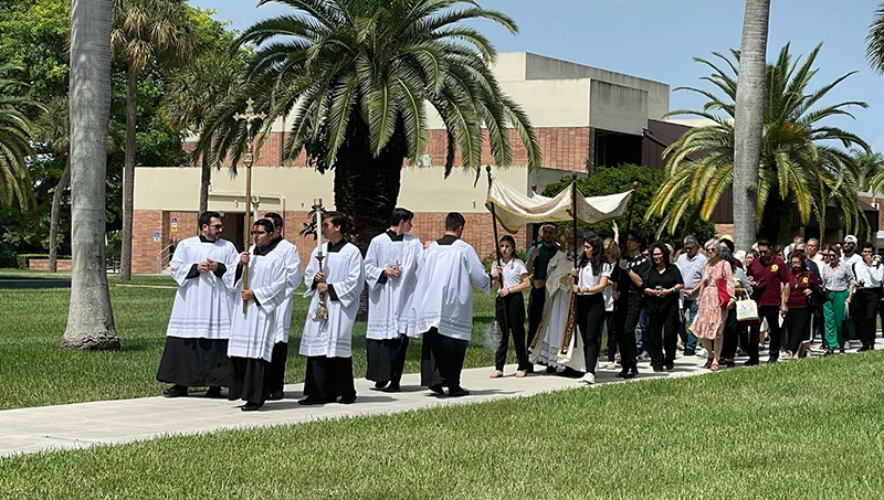 Como parte del pequeño Congreso Eucarístico en Miami, más de 200 integrantes de los 14 Movimientos Apostólicos Hispanos de la Arquidiócesis de Miami y otros grupos arquidiocesanos procesionan con la Eucaristía el sábado, 20 de julio de 2024, en el seminario St. John Vianney de Miami.