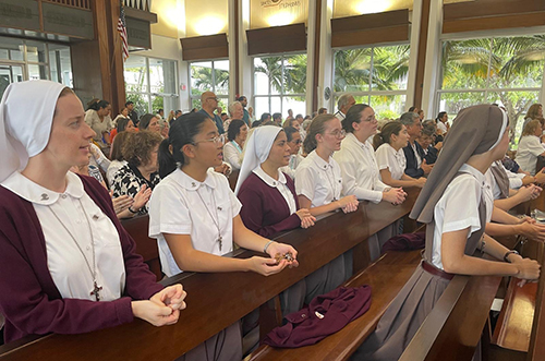 Algunas integrantes de la congregación de las Siervas de los Corazones Traspasados de Jesús y María junto con integrantes de los movimientos apostólicos de la Arquidiócesis de Miami cantan durante el pequeño Congreso Eucarístico que se realizó en Miami, el 20 de julio de 2024 en el seminario St. John Vianney de Miami. El pequeño congreso coincidió con el Congreso Nacional Eucarístico que se realizó del 17-21 de Julio en Indianápolis, Indiana.