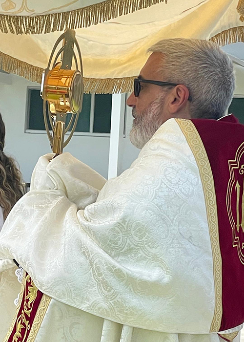 El diácono Jorge Reyes, lleva la Sagrada Eucaristía durante la procesión Eucarística el 20 de julio de 2024 en el seminario St. John Vianney de Miami. La procesión fue parte del pequeño Congreso Eucarístico local organizado por los movimientos apostólicos arquidiocesanos y coincidió con el Congreso Nacional Eucarístico que se realizó del 17-21 de Julio en Indianápolis, Indiana.