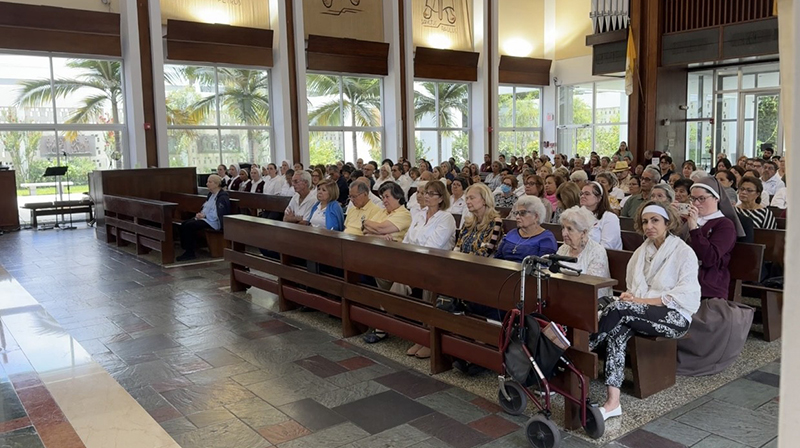 Más de 200 integrantes de los 14 Movimientos Apostólicos Hispanos de la Arquidiócesis de Miami y otros grupos arquidiocesanos en conjunto con las Siervas de los Corazones Traspasado de Jesús y María y sus Apóstoles participaron en el Congreso Eucarístico local, en el seminario St. John Vianney, el 20 de julio de 2024. El congreso local, que incluyó charlas, Hora Santa y procesión eucarística, se realizó coincidiendo con el Congreso Nacional Eucarístico que se realizó del 17-21 de Julio en Indianápolis, Indiana.