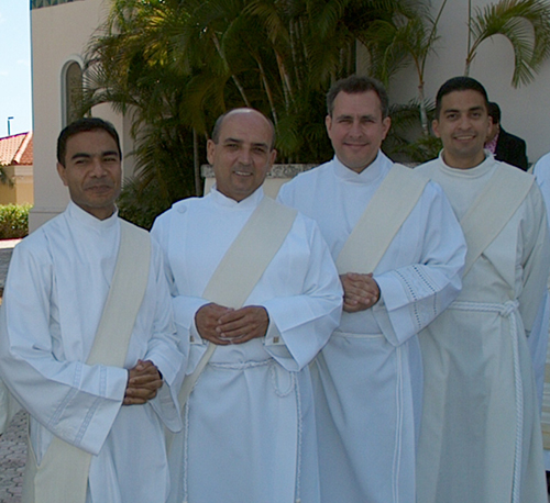 En esta foto de archivo el Padre Jorge Bello, segundo desde la izquierda, momentos antes de su ordenación sacerdotal, el 10 de mayo de 2003, en la Catedral St. Mary de Miami. Con él se encuentran los diáconos que también se ordenaron ese día, desde la izquierda, Wilfredo Contreras, José Álvarez y José Alfaro.