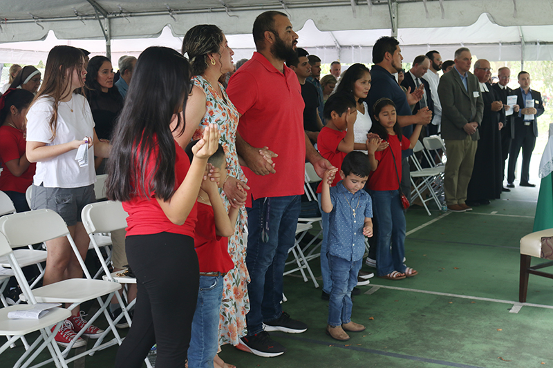 Varias familias migrantes con niños que empiezan a estudiar en la nueva escuela ‘Little School’ de los Hermanos de La Salle, asistieron a la Misa de bendición del centro educativo, celebrada por el Arzobispo Thomas Wenski, el 18 de agosto en el Centro Educativo La Salle, en Homestead. Representantes de los Hermanos de La Salle del Distrito de las Antillas México Sur y del Distrito del Este de Norte América, también estuvieron presentes.