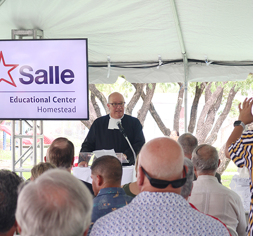 El Hno. Robert Schaefer provincial del Distrito Este de Norte América de los Hermanos de La Salle, al que pertenece ‘Little School’, agradece al Arzobispo Wenski por la apertura de la escuela y a todos los benefactores por su contribución a este proyecto, durante la Misa de bendición de la nueva escuela, el 18 de agosto de 2024, en el Centro La Salle en Homestad.