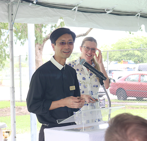 El Hno. Peter Nguyen y Brenda Blanton, director y maestra de ‘Little School’, agracen a los padres de familia de los niños que asistirán a la nueva escuela católica de los Hermanos de La Salle en Homestead, después de la bendición de la escuela por el Arzobispo Wenski, el 18 de agosto de 2024.