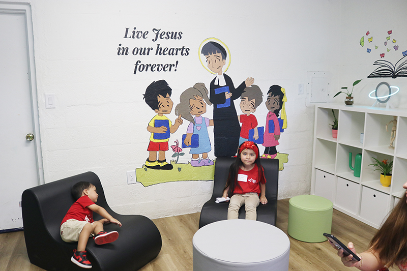 Jailyn Casas de 5 años y su hermanito exploran algunas ares de su nueva escuela, ‘Little School’ de los Hermanos de La Salle en Homestead, el 18 de agosto, después de la bendición del centro educativo.