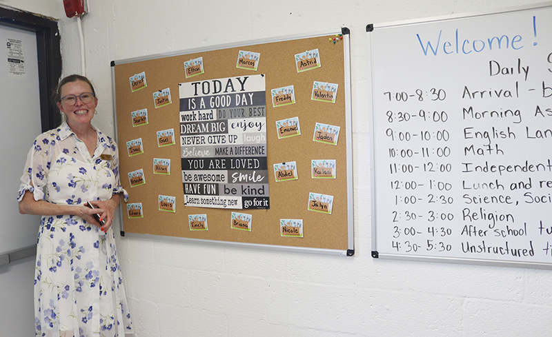 Brenda Blanton, maestra de la nueva escuela ‘Little School’ de los Hermanos de La Salle, posa con el horario escolar de los alumnos, el 18 de agosto, después de la bendición de la escuela por el Arzobispo Thomas Wenski.