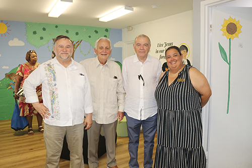 Desde la izquierda, Francisco Flores, visitador del Distrito Antillas México Sur de los Hermanos de La Salle; los antiguos alumnos del colegio La Salle de Cuba, Jorge Pino y Eduardo Obreño; y Mónica Lauzurique, coordinadora administrativa de la nueva escuela ‘Little School’, posan para la foto dentro de las instalaciones del centro educativo, después de la Misa de bendición por el Arzobispo Thomas Wenski, el 18 de agosto de 2024.