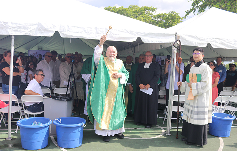 El Arzobispo Thomas Wenski bendice 'Little School', una nueva escuela de los Hermanos de La Salle que empieza a funcionar para los grados de prescolar a 4o grado, el 18 de agosto de 2024, en Centro Educativo La Salle ubicado en el campamento de trabajadores migrantes South Dade, en Homestead.