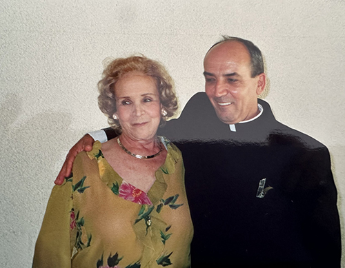 El P. Jorge Bello con su madre, Esperanza González, después de su ordenación al sacerdocio el 10 de mayo de 2023.