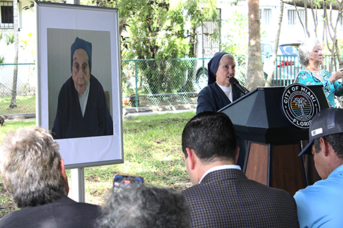 Sor Eva Pérez-Puelles, de las Hijas de la Caridad de San Vicente de Paúl de Miami, da las gracias a los asistentes a la ceremonia de cambio de nombre de la calle en honor de Sor Hilda Alonso. El acto se celebró el 9 de septiembre de 2024.