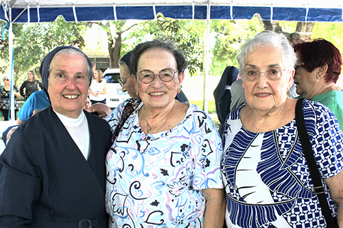 Sor Eva Pérez-Puelles, Hija de la Caridad de San Vicente de Paúl, posa con Teresita y Josefina Vega. Las hermanas fueron alumnas de Sor Hilda Alonso en Cuba, en el Colegio de la Inmaculada de La Habana.