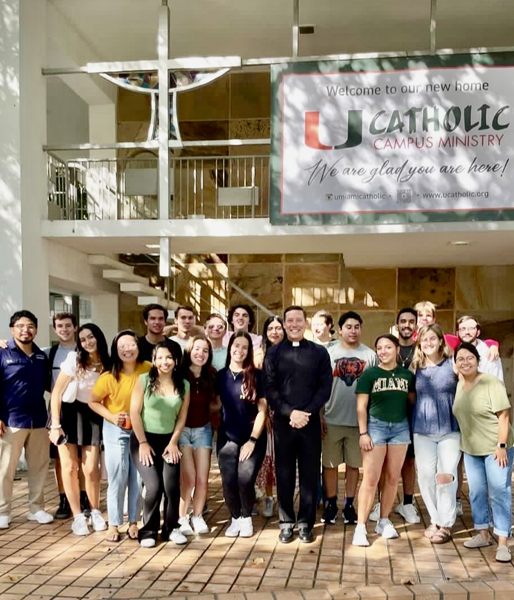 Los líderes estudiantiles de UCatholic y el P. Richard Vigoa, párroco de la iglesia St. Augustine, en Coral Gables, posan en el exterior del recientemente reubicado y renovado Centro Católico en el campus, ubicado en 1210 Stanford Drive.