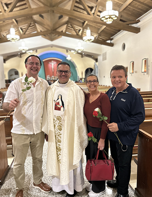 Feligreses de la parroquia Little Flower de Hollywood posan para una foto con su párroco, el P. Javier Barreto después de la Misa del centenario, el 1 de octubre de 2024. Desde la izquierda, Joseph Seber, el P. Barreto y Sharon y Mauricio Reynoso.