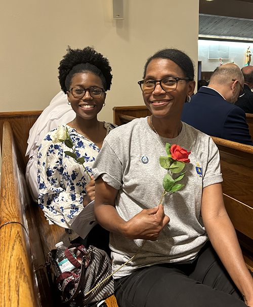 La feligresa de Little Flower, Anna Rose Robinson, derecha, y su hija asistieron a la Misa del centenario de la parroquia en Hollywood. La Misa fue celebrada por el Arzobispo Thomas Wenski el 1 de octubre de 2024, el día de Santa Teresa, patrona de la parroquia.