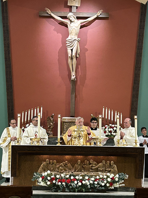 El Arzobispo Thomas Wenski celebra la Misa del centenario de la parroquia Little Flower el 1 de octubre de 2024. La parroquia es la segunda iglesia católica más antigua de Broward, y la cuarta más antigua de la Arquidiócesis de Miami.