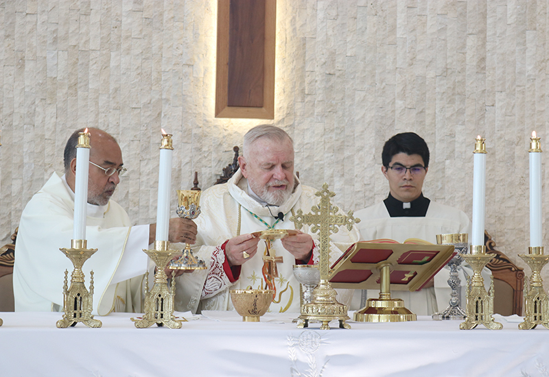 El Arzobispo Thomas Wenski celebra la Misa de consagración del nuevo altar de la capilla del monasterio de las Carmelitas Descalzas en Redlands, el 10 de octubre. Lo asisten, a la izquierda, el diacono Víctor Pimentel, director de la oficina arquidiocesana para el Diaconado, y el P. Agustín Estrada, sacerdote secretario del Arzobispo.