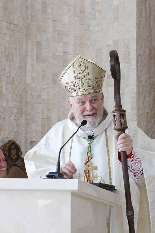 El Arzobispo Thomas Wenski agradece a las Madres Carmelitas Descalzas “por su presencia silenciosa y orante” en la Arquidiócesis de miami, durante su homilía en la Misa de consagración del monasterio de la Santísima Trinidad de las Carmelitas en Homestead, el 10 de octubre de 2024.