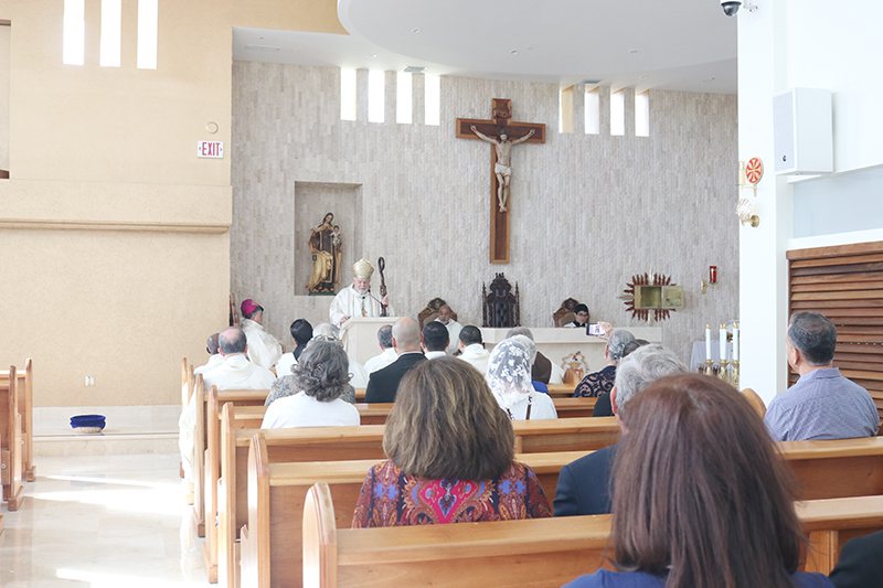 El Arzobispo Thomas Wenski agradece a las Madres Carmelitas Descalzas “por su presencia silenciosa y orante” en la Arquidiócesis de miami, durante su homilía en la Misa de consagración del monasterio de la Santísima Trinidad de las Carmelitas en Homestead, el 10 de octubre de 2024.