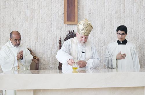 EL Arzobispo Thomas Wenski consagra el nuevo altar con el aceite crismal del monasterio de las Carmelitas Descalzas en Homestead, el 10 de octubre de 2024. Lo acompañan, el diácono Vítor Pimentel (izquierda), director de la oficina arquidiocesana de Diáconos y el P. Agustín Estrada, sacerdote secretario del Arzobispo.