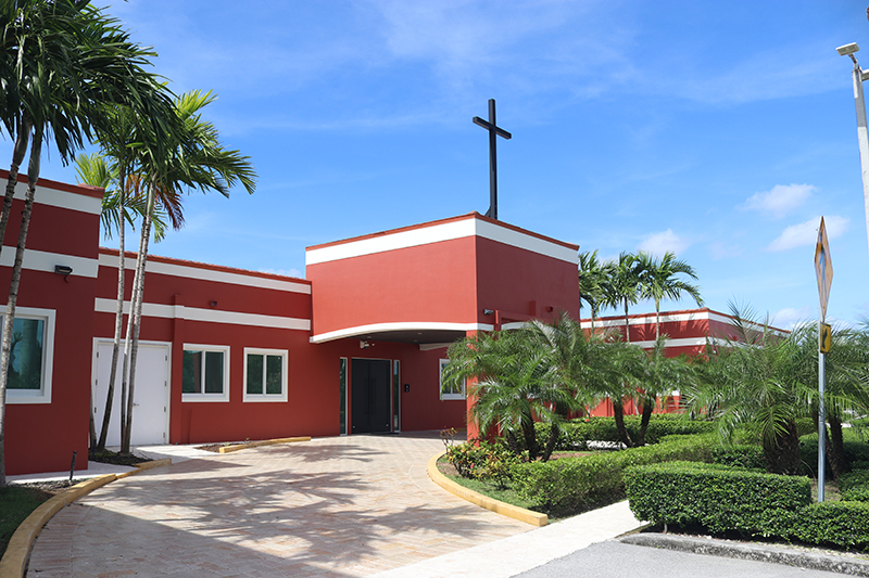 Vista del exterior del Monasterio de la Santísima Trinidad de las Madres Carmelitas de clausura, en Homestead.