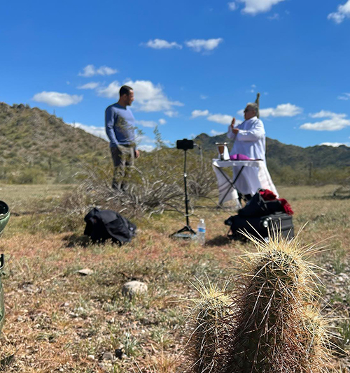 Msgr. Roberto Garza, director of Radio Paz, and Mauricio Villalta, director of public relations and human resources at Radio Paz, celebrated a Mass that was broadcasted live  from the desert of Phoenix, Arizona in March 2023.