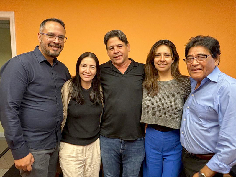 Parte del equipo de Radio Paz que realizó la radionovela sobre la vida de San Francisco de Asís, desde la izquierda, Nelber González, encargado de audiovisuales, le dio voz a Pietro, el padre de San Francisco de Asís; Sandra Giraldo, encargada de las redes sociales, le dio voz a Pica, la madre de San Francisco; William Tejeda, escritor de la radionovela, voluntario del programa “Y vio Dios que era bueno”; Angélica Duarte, editora, le dio voz a Santa Clara y Manuel Gutiérrez, editor, le dio voz a San Francisco.