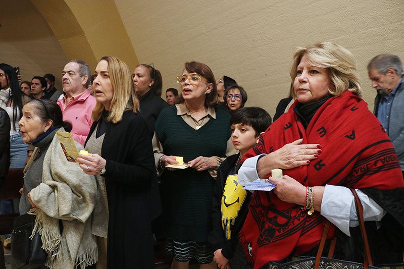 Decenas de venezolanos rezan por su país, el 9 de enero de 2025, durante la Misa por Venezuela en la Ermita de la Caridad de Miami, organizada por los líderes de la diáspora venezolana.