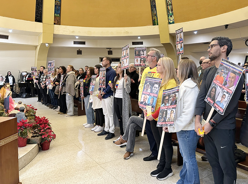 Portando pancartas con las imágenes de los desaparecidos y encarcelados por el régimen de Nicolás Maduro, decenas de venezolanos oran por la libertad de su país en la Ermita de la Caridad de Miami, el 9 de enero de 2025.