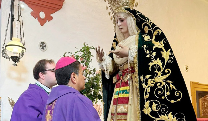 El obispo nicaragüense Rolando Álvarez de Matagalpa, exiliado a Roma el 14 de enero de 2024, celebra el centenario de su diócesis en la provincia de Sevilla, España, donde muchos de sus sacerdotes y seminaristas han encontrado un nuevo hogar. Se ve al obispo Álvarez ofreciendo su cruz pectoral a Nuestra Señora de los Dolores en la Iglesia Nuestra Señora de los Huertos en Puebla de los Infantes el 19 de diciembre de 2024, en agradecimiento "por estos 100 años de fundación canónica de mi bendita y amada" Diócesis de Matagalpa.