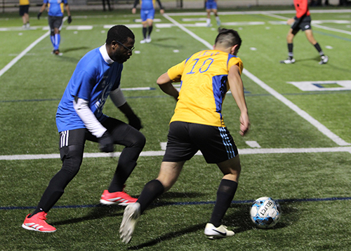 El seminarista Darvin Leiva (10) persigue la pelota con el P. Cletus Omode buscando robarla durante la tercera edición de la Copa del Arzobispo, jugado el 24 de enero de 2025, en el campo de la Universidad St. Thomas en Miami Gardens. Los seminaristas vencieron a los sacerdotes por 4-0.