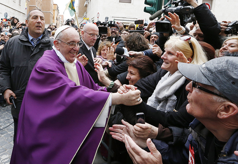 El Papa Francisco sonríe mientras saluda a la gente tras celebrar Misa en la iglesia de Santa Ana, dentro de El Vaticano, el 17 de marzo de 2013. El Papa quiere que la Iglesia sea santa y alegre.