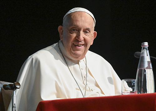 El Papa Francisco sonríe durante un encuentro, el 11 de junio de 2024, con sacerdotes que ejercen su ministerio en la diócesis de Roma y que fueron ordenados hace 11 y 39 años atrás en la Pontificia Universidad Salesiana de Roma.