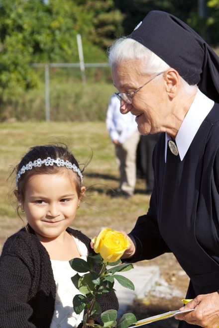 La Hermana Petra de las Hermanas de Schenstatt y Angelina Giolito, estudiante de Pre-K en la escuela catlica Nativity en Hollywood, participan en la misa de consagracin del Santuario de Schoenstatt en el sur de la Florida.